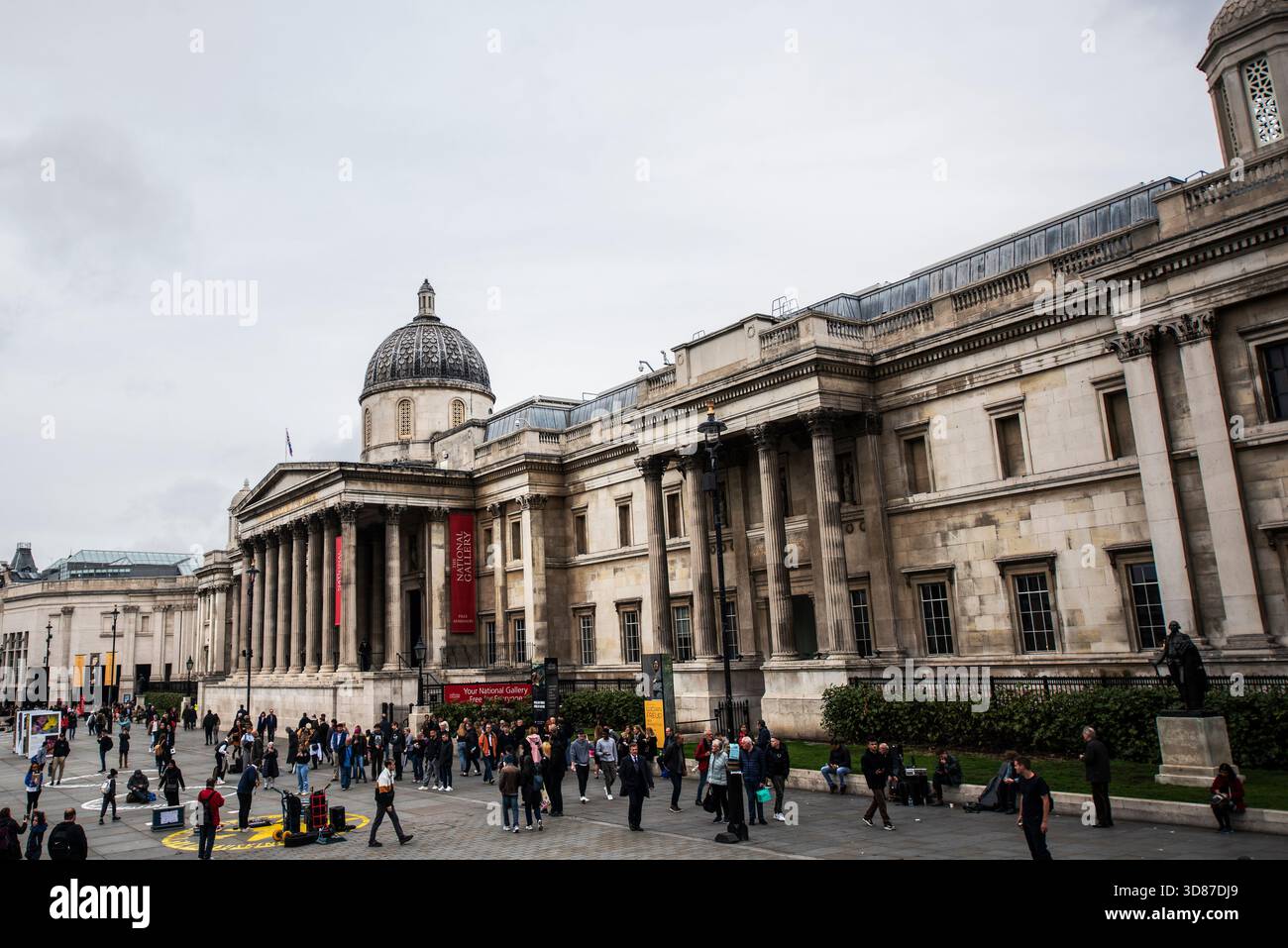 Londra, Regno Unito - 14 ottobre 2022 - Fotografia editoriale di viaggi che cattura la National Gallery di Trafalgar Square. Foto Stock