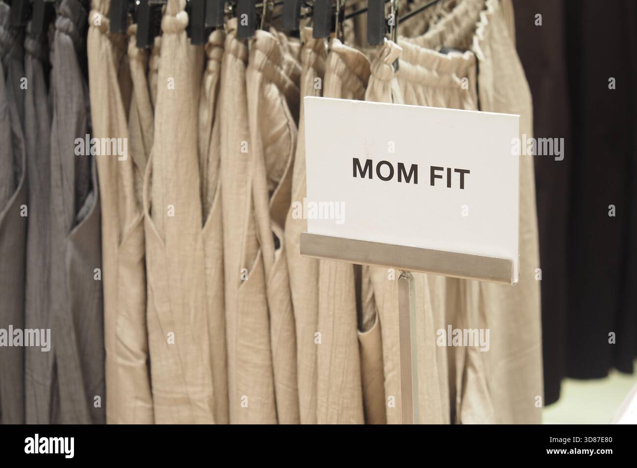 Eleganti pantaloni MUM FIT esposti nel negozio di abbigliamento Foto Stock