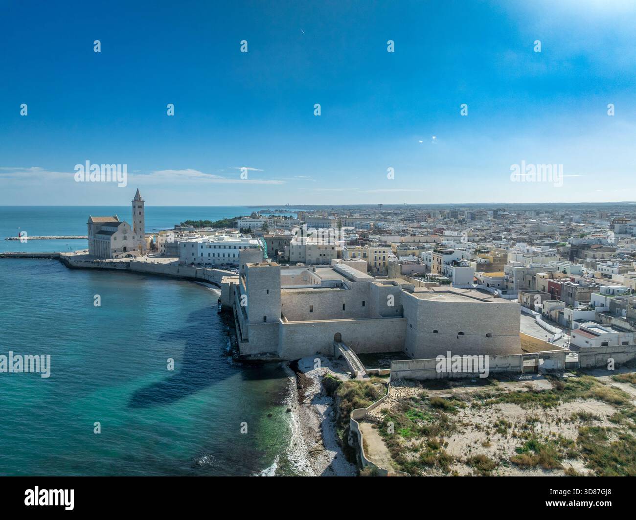 Vista aerea di Trani: Il castello medievale svevo, la storica città vecchia e il vivace porto di pescatori lungo la costa adriatica Foto Stock
