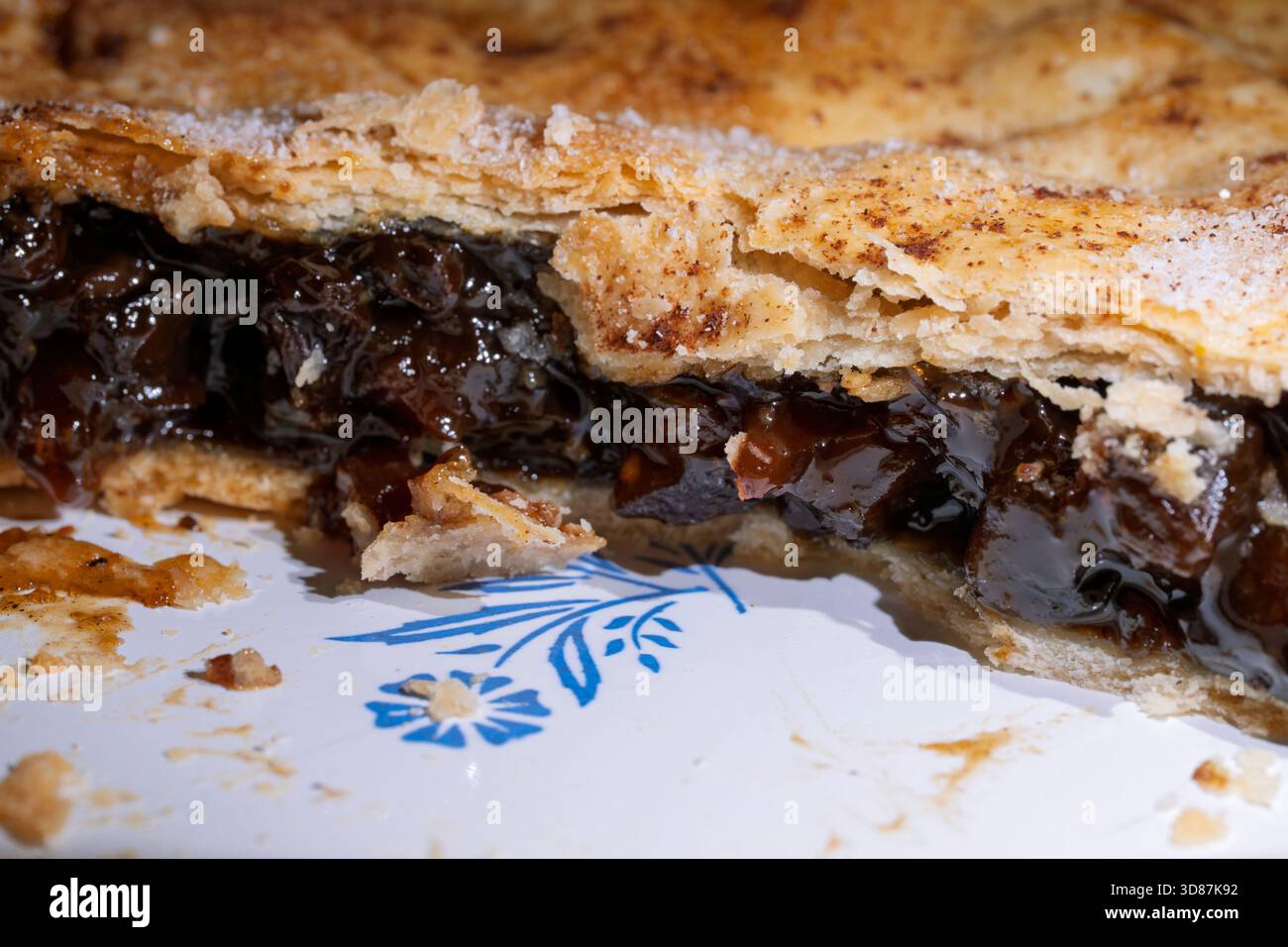 Primo piano di crosta scamosciata torta di carne mincemeat con ripieno ricco Foto Stock
