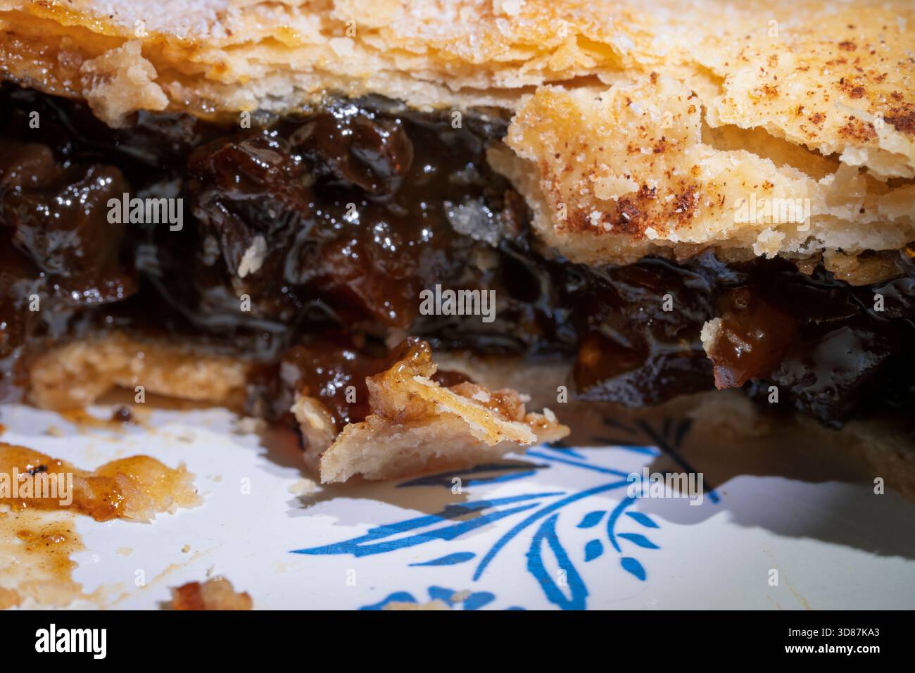 Primo piano di crosta scamosciata torta di carne mincemeat con ripieno ricco Foto Stock