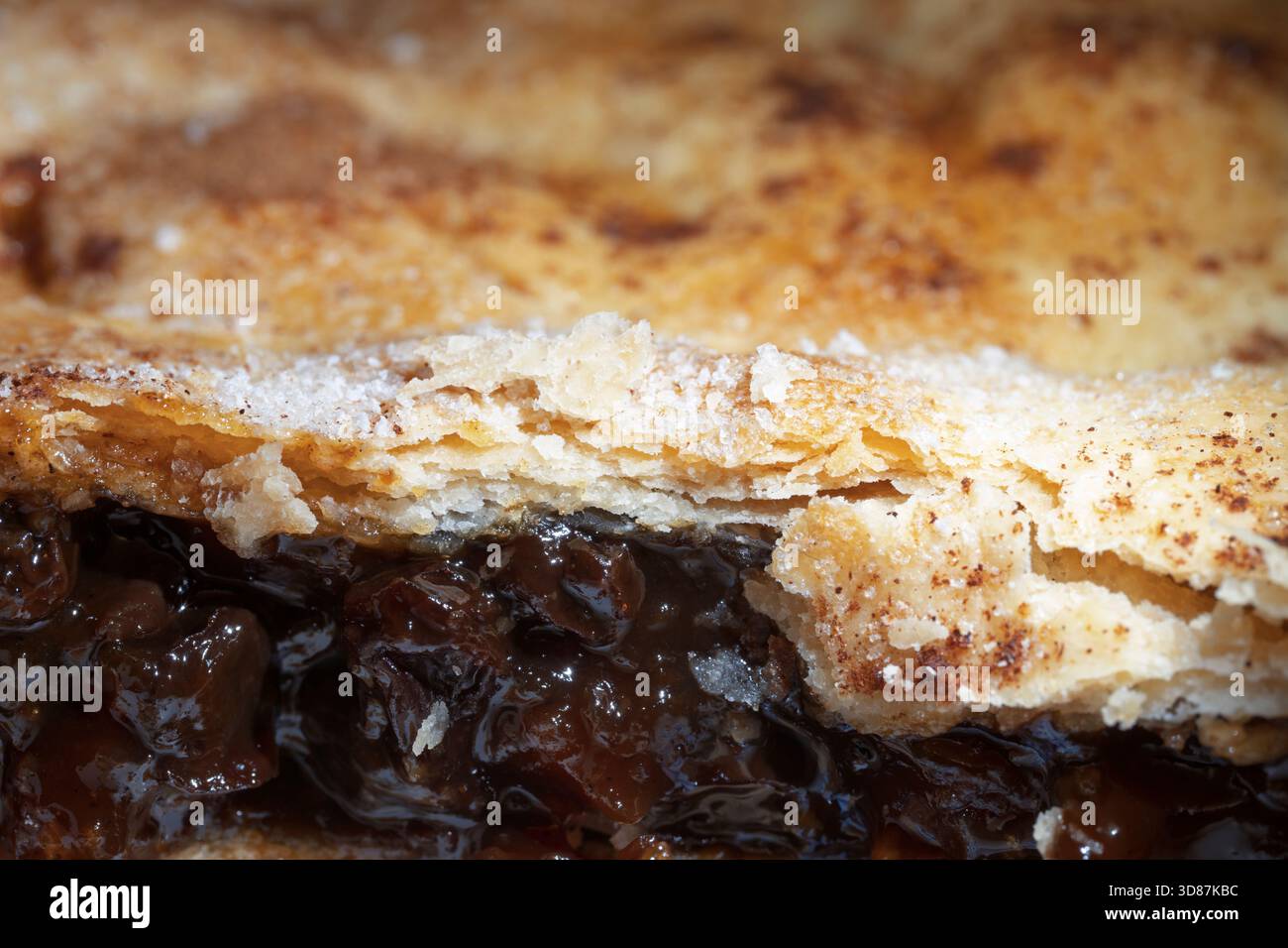 Primo piano di crosta scamosciata torta di carne mincemeat con ripieno ricco Foto Stock