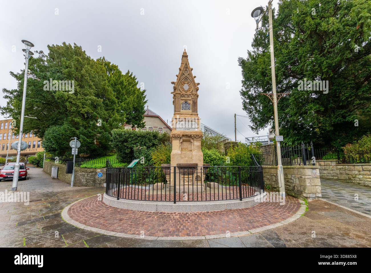 Fontana per alcolici Randall Memorial 1860 di J.W. Hugall a Bridgend, Galles del Sud, circondata da alberi e pavimentazione. Ottobre 2025 Foto Stock