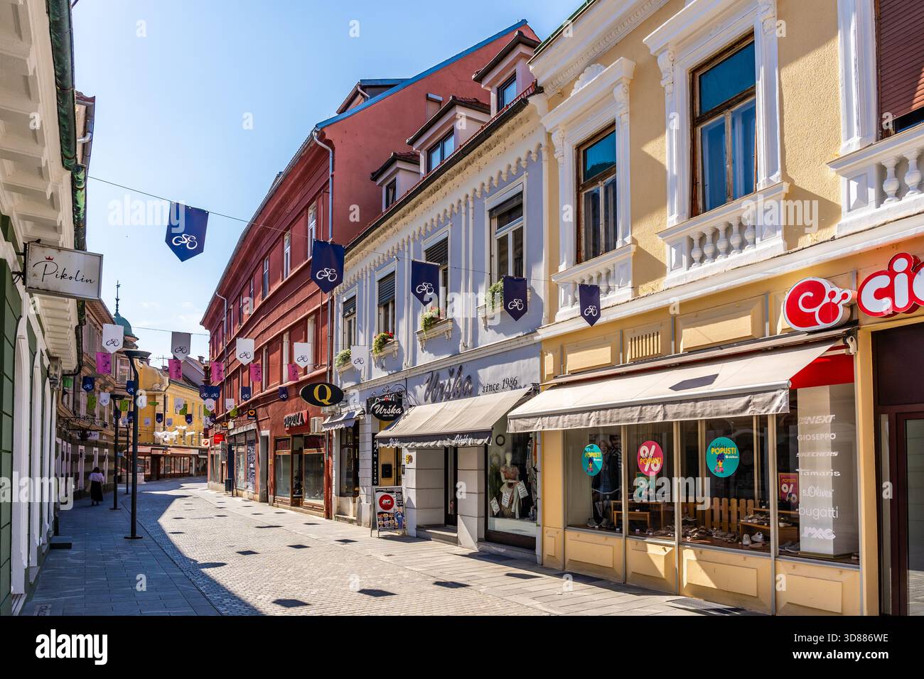 Negozi e case colorate lungo la piazza Stari Trg, cuore storico di Celje, Slovenia Foto Stock