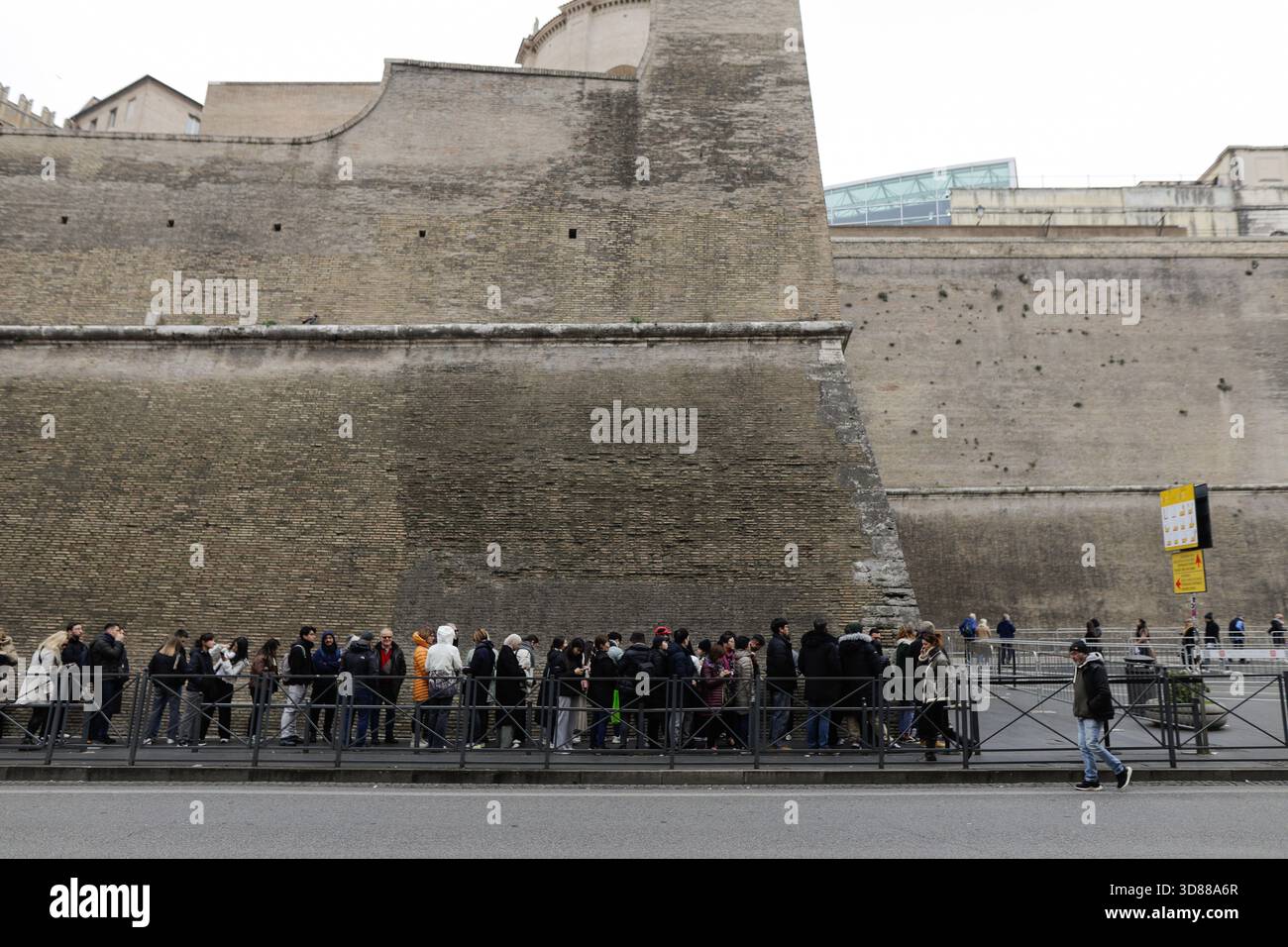 Roma, Italia - 11 gennaio 2024: Le persone aspettano in coda per entrare nei Musei Vaticani. Foto Stock