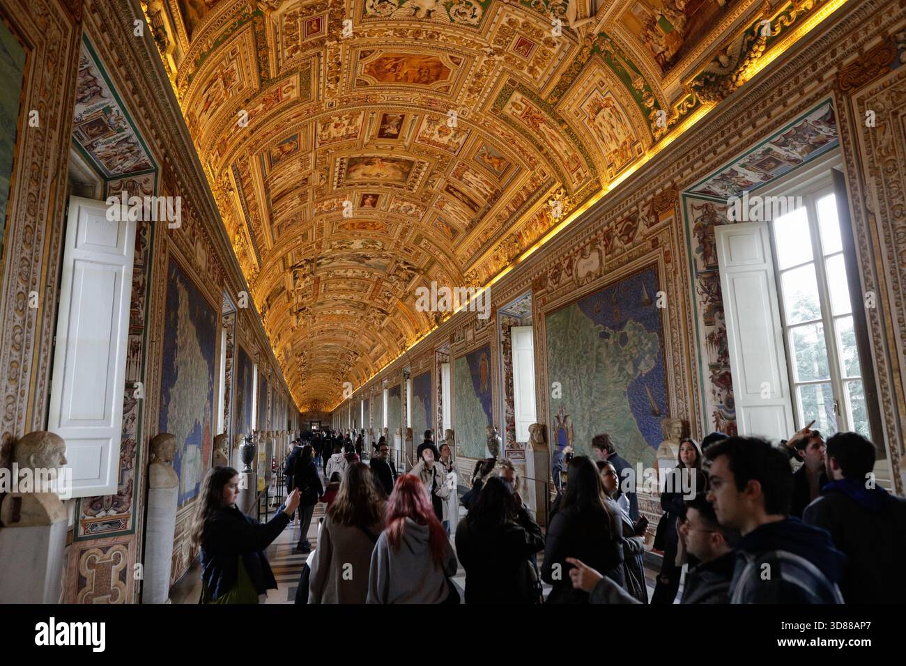Roma, Italia - 11 gennaio 2024: I turisti visitano i Musei Vaticani. Foto Stock