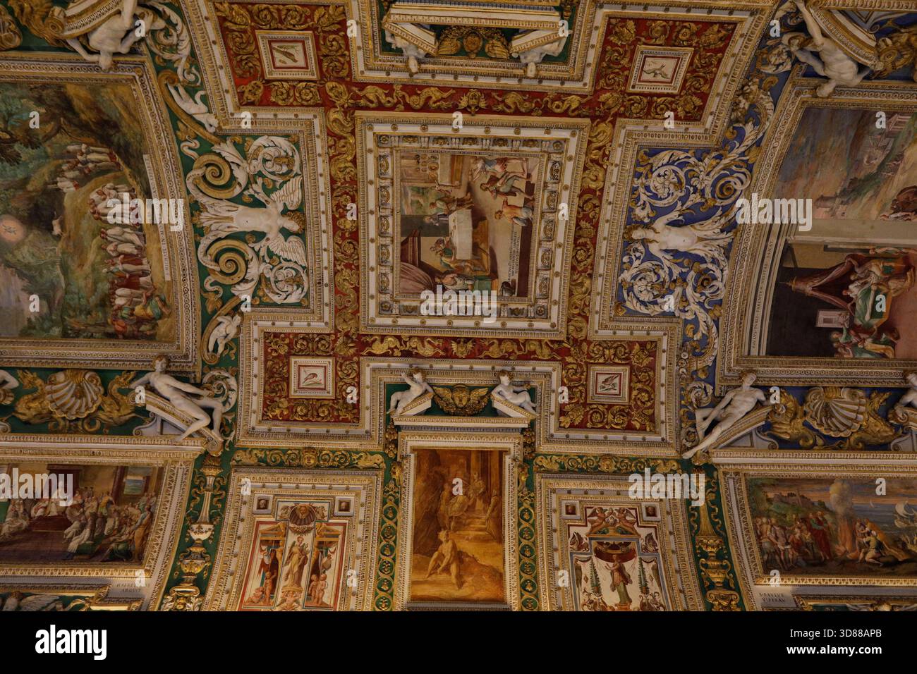 Roma, Italia - 11 gennaio 2024: I turisti visitano i Musei Vaticani. Foto Stock