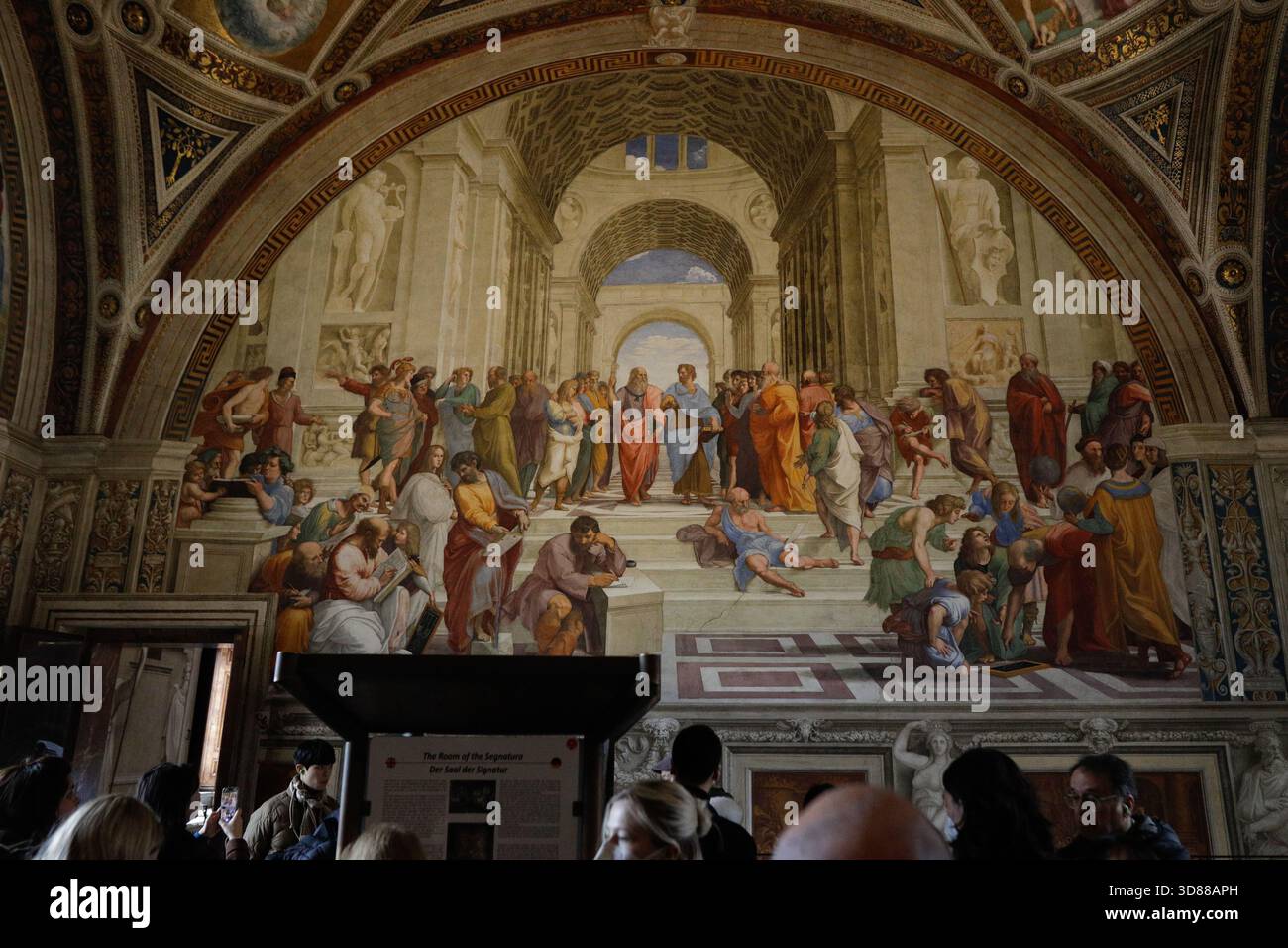 Roma, Italia - 11 gennaio 2024: I turisti visitano la sala della Segnatura che contiene gli affreschi di Raffaello all'interno dei Musei Vaticani. Foto Stock