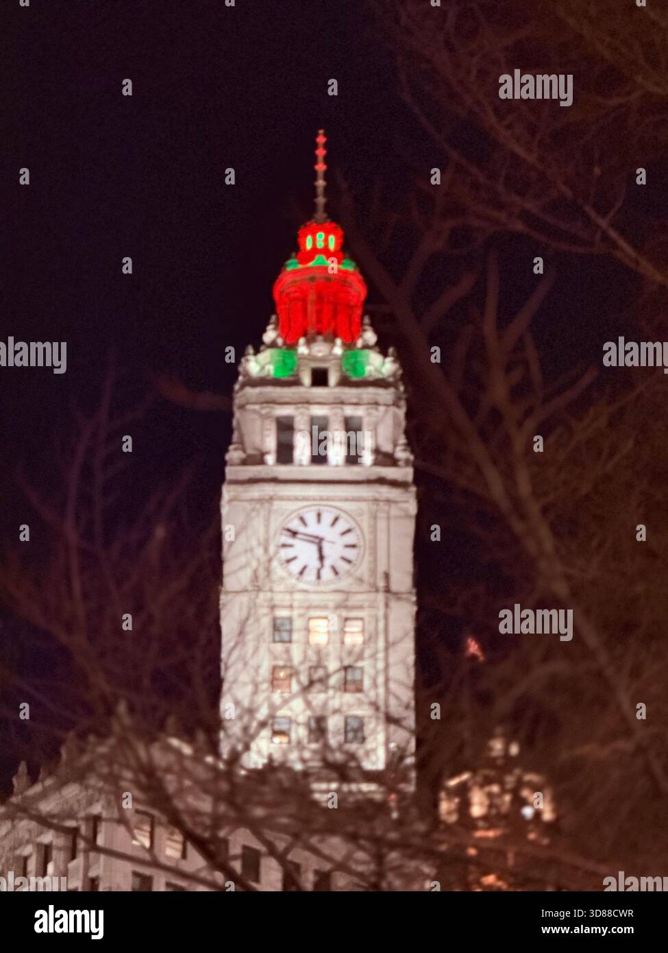Edificio a tema natalizio di notte a Chicago, Illinois USA - Immagine stock catturata con smartphone