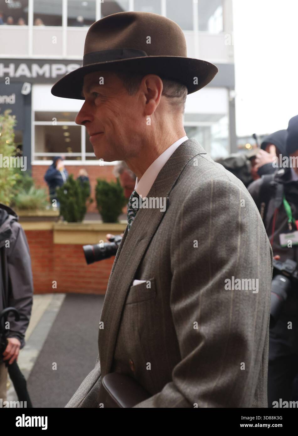 Il duca di Edimburgo arriva per riaprire ufficialmente la Royal Box all'ippodromo di Newbury, Newbury. Data foto: Sabato 29 novembre 2025. Foto Stock