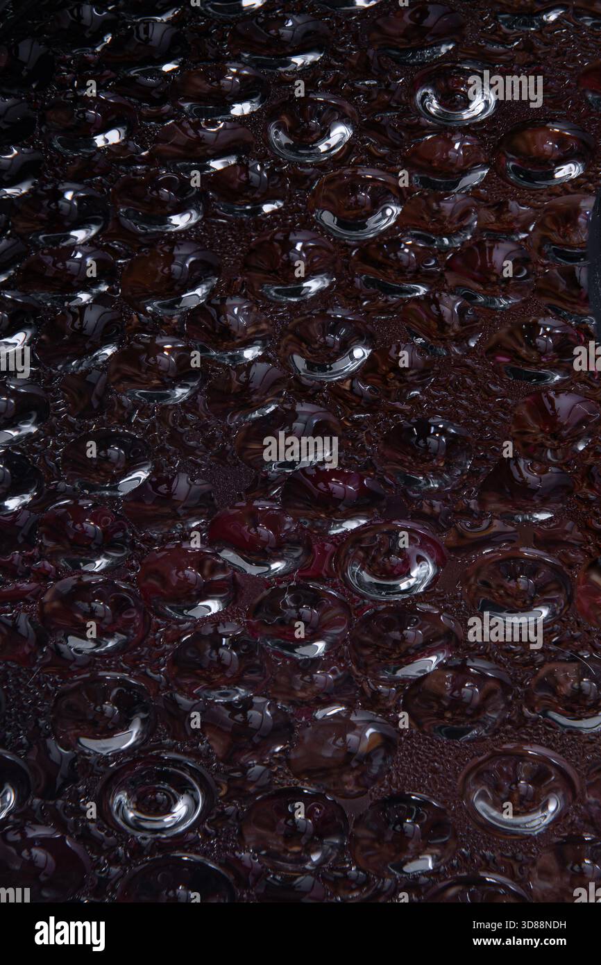 Gocce d'acqua all'interno di un coperchio di vetro dopo la cottura. Foto Stock