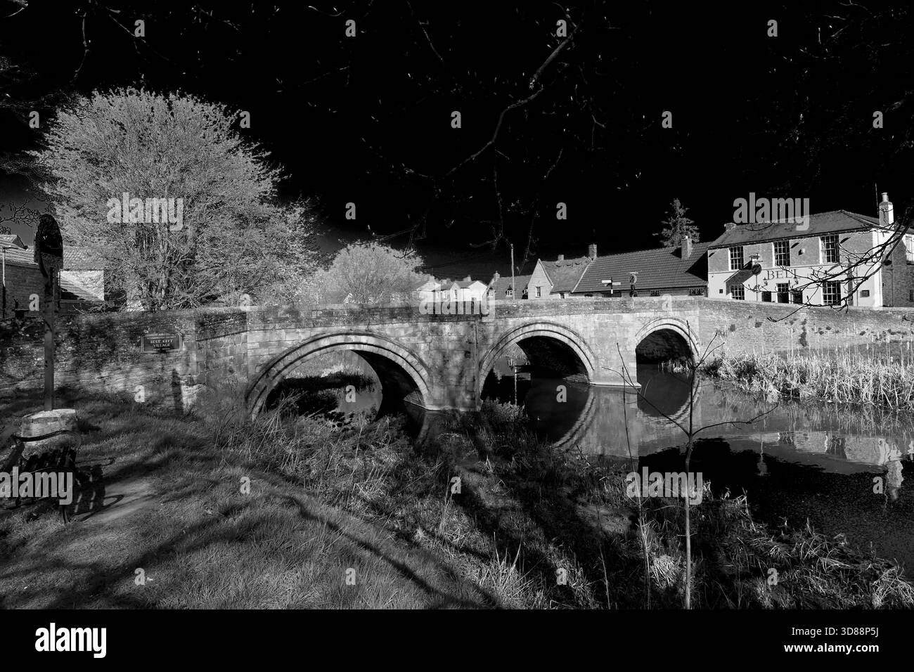 Vista primaverile del Deeping Gate Bridge sul fiume Welland, Deeping Gate, Lincolnshire, Inghilterra, Regno Unito Foto Stock