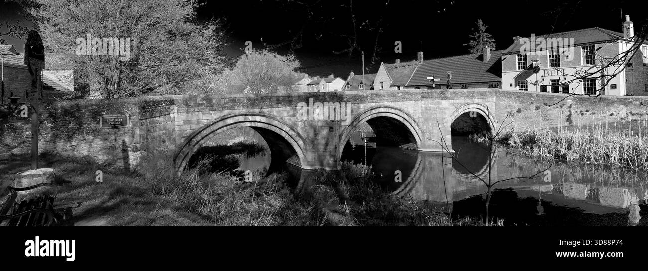 Vista primaverile del Deeping Gate Bridge sul fiume Welland, Deeping Gate, Lincolnshire, Inghilterra, Regno Unito Foto Stock