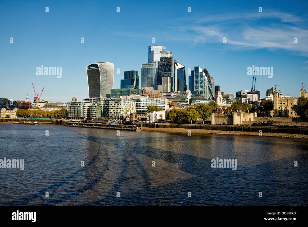 I grattacieli della torre Square Mile sopra le antiche mura della Torre di Londra sulle rive del Tamigi, Londra, Inghilterra. Foto Stock