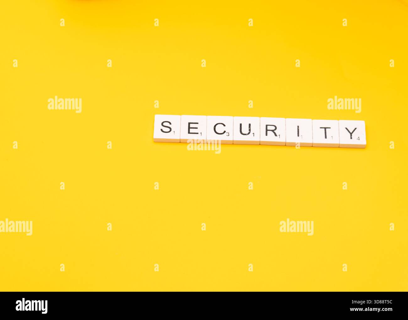 I riquadri delle parole descrivono la parola SICUREZZA su uno sfondo giallo brillante, suggerendo un'attenzione particolare alla sicurezza e alla protezione. Foto Stock