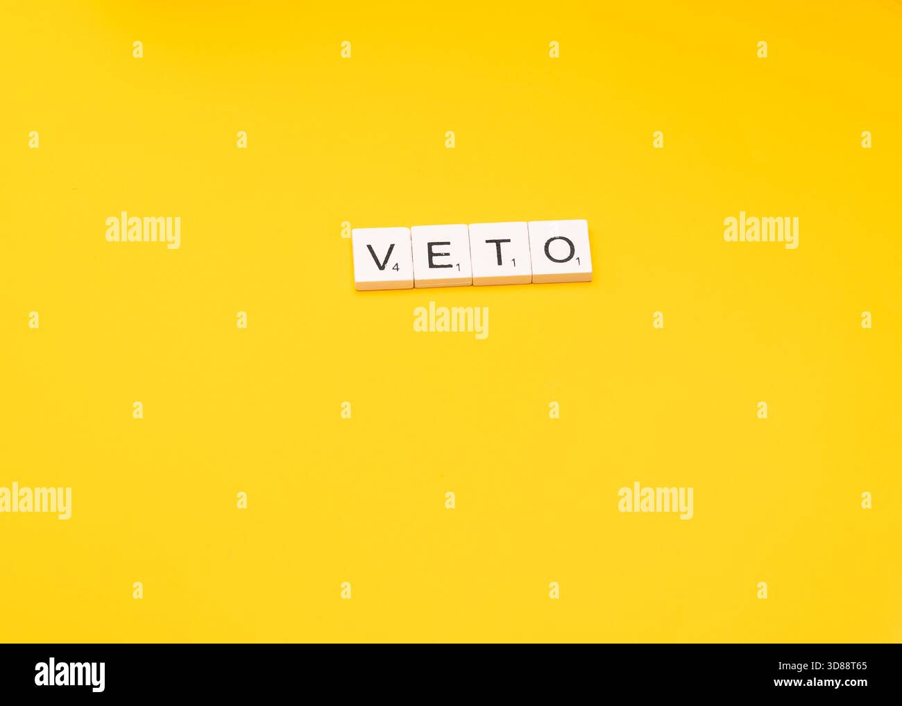 La parola VETO è scritta con tessere su sfondo giallo, a simboleggiare il rifiuto di una proposta o di una legge. Foto Stock