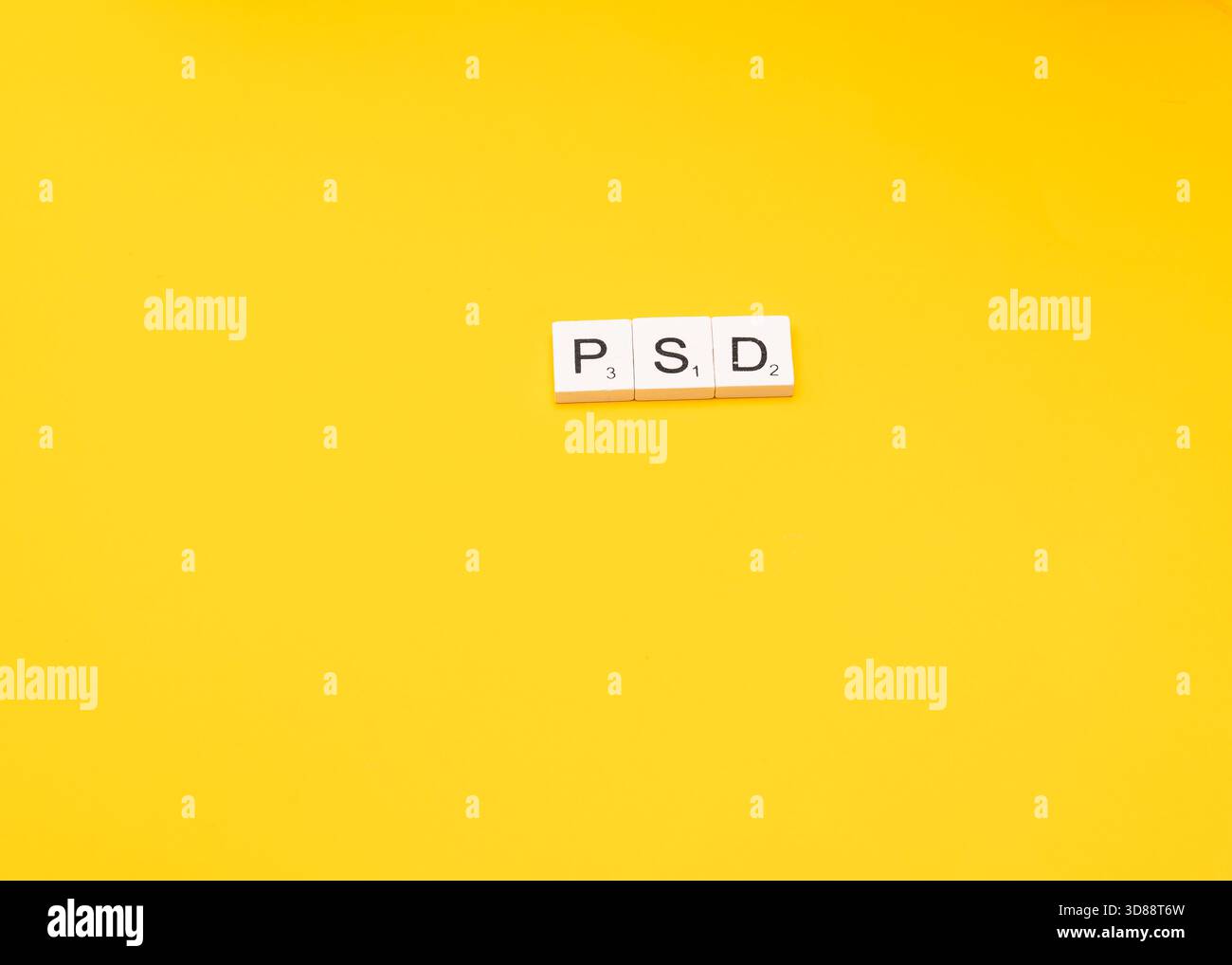 Le tessere Scrabble descrivono il PSD su sfondo giallo. Foto Stock