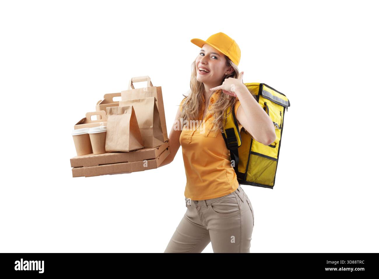 Donna lavoratrice sorridente che indossa uno zaino e tiene i pacchi di consegna del cibo, facendo il gesto della chiamata, isolata su sfondo bianco. Invitante personalizzato Foto Stock