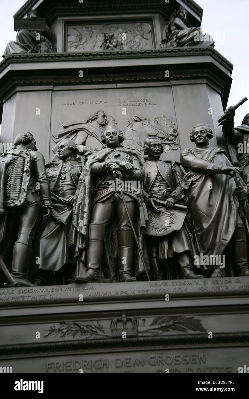 Augusto Guglielmo di Prussia (August Wilhelm von Preußen) (1722-1758). Principe di Prussia. Fratello e generale di Federico il grande. Figura in rilievo raffigurante Augusto Guglielmo (centro). Nell'immagine, in piedi intorno a lui, da sinistra a destra: Il generale di cavalleria prussiano Joachim Bernhard von Prittwitz (1726-1793), il maggiore generale prussiano Hans Sigismund von Lestwitz (1718-1788), Heinrich Sigismund von der Heyde (1703-1765), comandante in capo della fortezza di Kolberg, e Johann Dietrich von Hülsen (1693-1767), tenente generale di fanteria prussiano. Dettaglio dal monumento a Federico Foto Stock