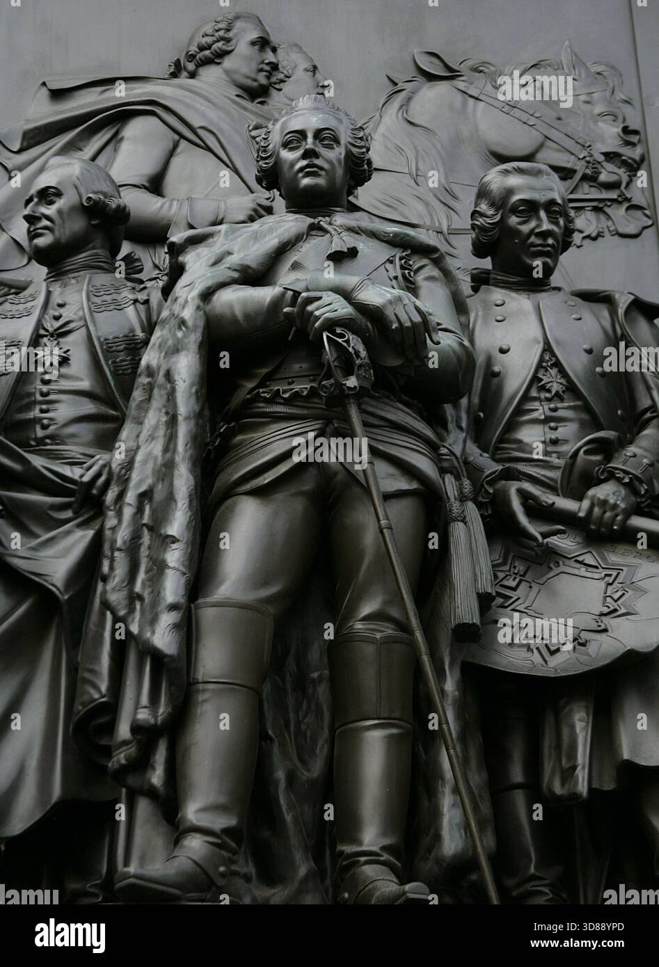 Augusto Guglielmo di Prussia (August Wilhelm von Preußen) (1722-1758). Principe di Prussia. Fratello e generale di Federico il grande. Figura in rilievo raffigurante Augusto Guglielmo (primo piano). A sinistra dell'immagine: Maggior generale prussiano Hans Sigismund von Lestwitz (1718-1788). Destra: Heinrich Sigismund von der Heyde (1703-1765), comandante in capo prussiano della fortezza di Kolberg. Nelle sue mani c'è un piano di Kolberg. Particolare dal monumento a Federico il grande, eretto su Avenida Unter den Linden, Berlino, Germania. Realizzato in bronzo tra il 1839 e il 1851 dallo scultore tedesco Christian Daniel Rauch Foto Stock
