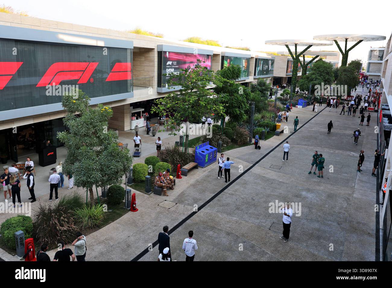Doha, Qatar. 29 novembre 2025. Atmosfera da paddock. 29.11.2025. Formula 1 World Championship, Rd 23, Qatar Grand Prix, Doha, Qatar, Sprint e giorno di qualificazione. Crediti: James Moy/Alamy Live News Foto Stock