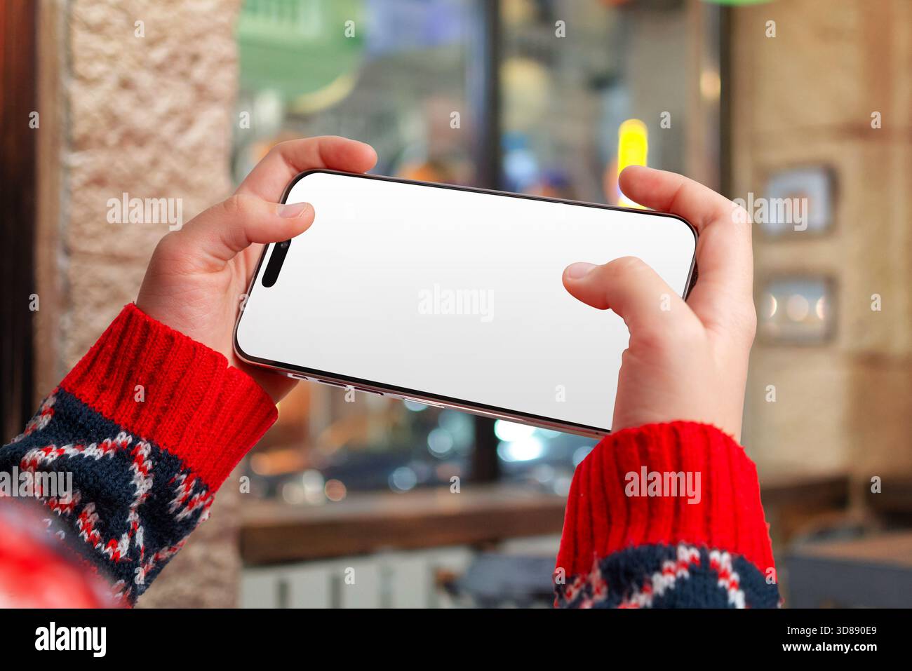 Mockup orizzontale con posizione della mano per giocare in un ambiente urbano di festa, ideale per promozioni invernali, grafica natalizia, app mobili e des stagionali Foto Stock