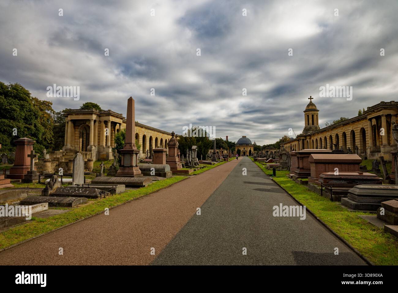 L'impressionante viale per la cappella tra i colonnati ornati del cimitero di Brompton, West London, Inghilterra. Foto Stock