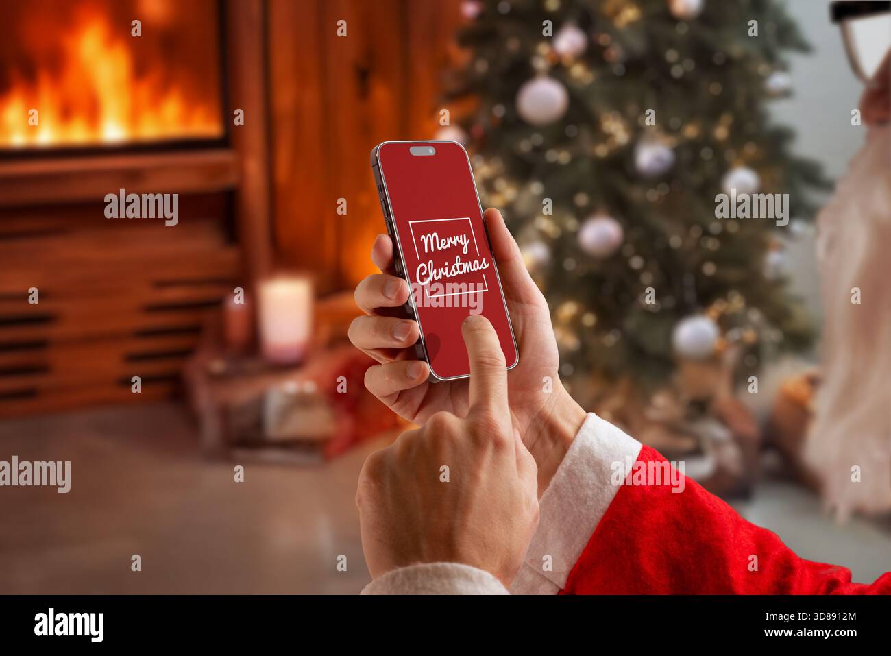 Babbo Natale con smartphone con schermo natalizio vicino al camino e all'albero decorato, perfetto per il marketing delle feste, i saluti natalizi, l'inverno Foto Stock