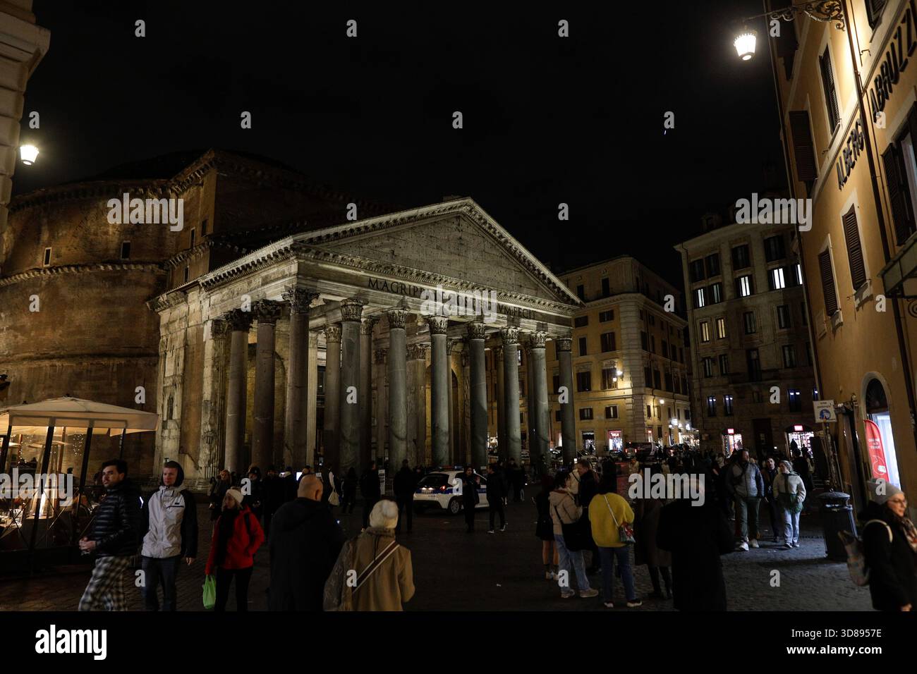 Roma, Italia - 10 gennaio 2024: Il Pantheon di notte a Roma. Foto Stock