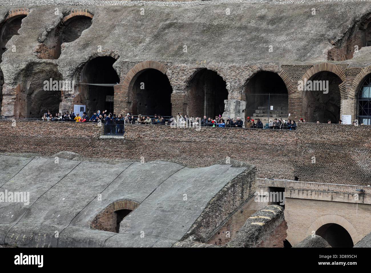 Roma, Italia - 10 gennaio 2024: I turisti visitano il Colosseo di Roma. Foto Stock