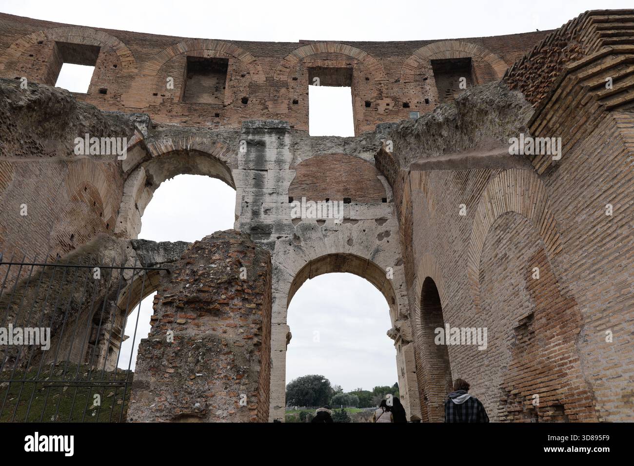 Roma, Italia - 10 gennaio 2024: I turisti visitano il Colosseo di Roma. Foto Stock