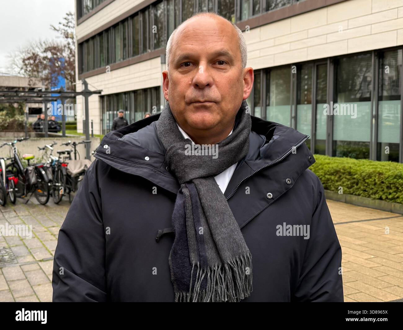 29 novembre 2025, Gießen: Roman Poseck (CDU), ministro degli interni dell'Assia, parla ai giornalisti. Diverse migliaia di manifestanti hanno protestato contro la fondazione di una nuova organizzazione giovanile AfD sabato. Il suo predecessore, Junge alternative, che era stato classificato come estremista di destra, si era dissolto. Foto: Michael Bauer/dpa Foto Stock