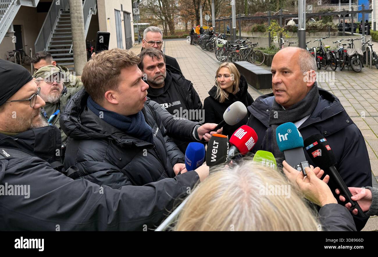 29 novembre 2025, Gießen: Roman Poseck (CDU), ministro degli interni dell'Assia, parla ai giornalisti. Diverse migliaia di manifestanti hanno protestato contro la fondazione di una nuova organizzazione giovanile AfD sabato. Il suo predecessore, Junge alternative, che era stato classificato come estremista di destra, si era dissolto. Foto: Michael Bauer/dpa Foto Stock