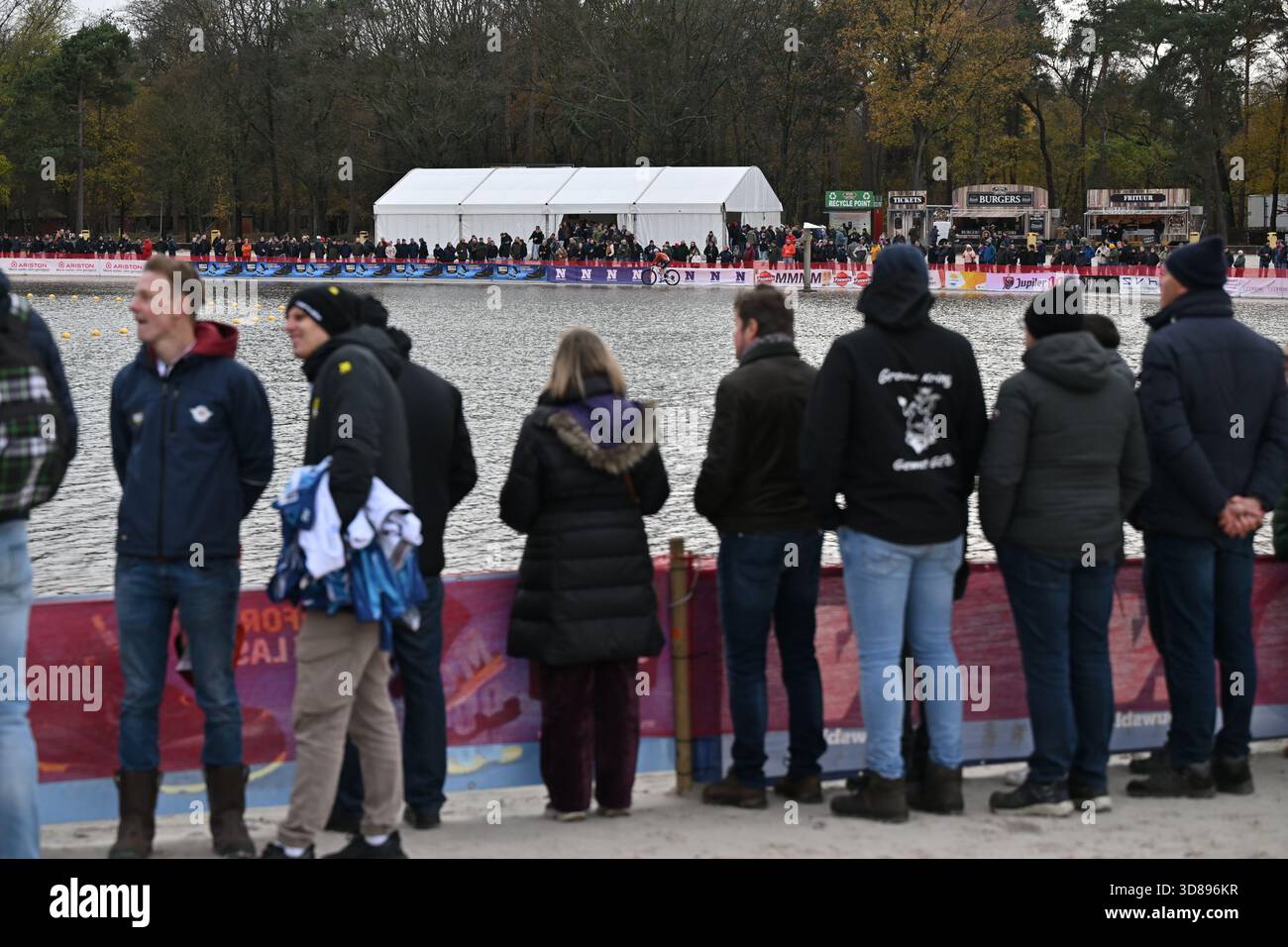 Mol, Belgio. 29 novembre 2025. Questa immagine mostra l'evento ciclocross "Boonen and Friends" per beneficenza, sabato 29 novembre 2025 a mol. BELGA PHOTO LUC CLAESSEN credito: Belga News Agency/Alamy Live News Foto Stock