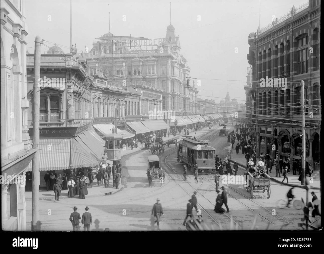 LOS ANGELES 1900 - Vista a nord su Spring St. Da First Street. Phillips Block visibile sullo sfondo, Harris & Frank's London Clothing Company all'angolo sud-ovest di Franklin/Spring. Foto Stock