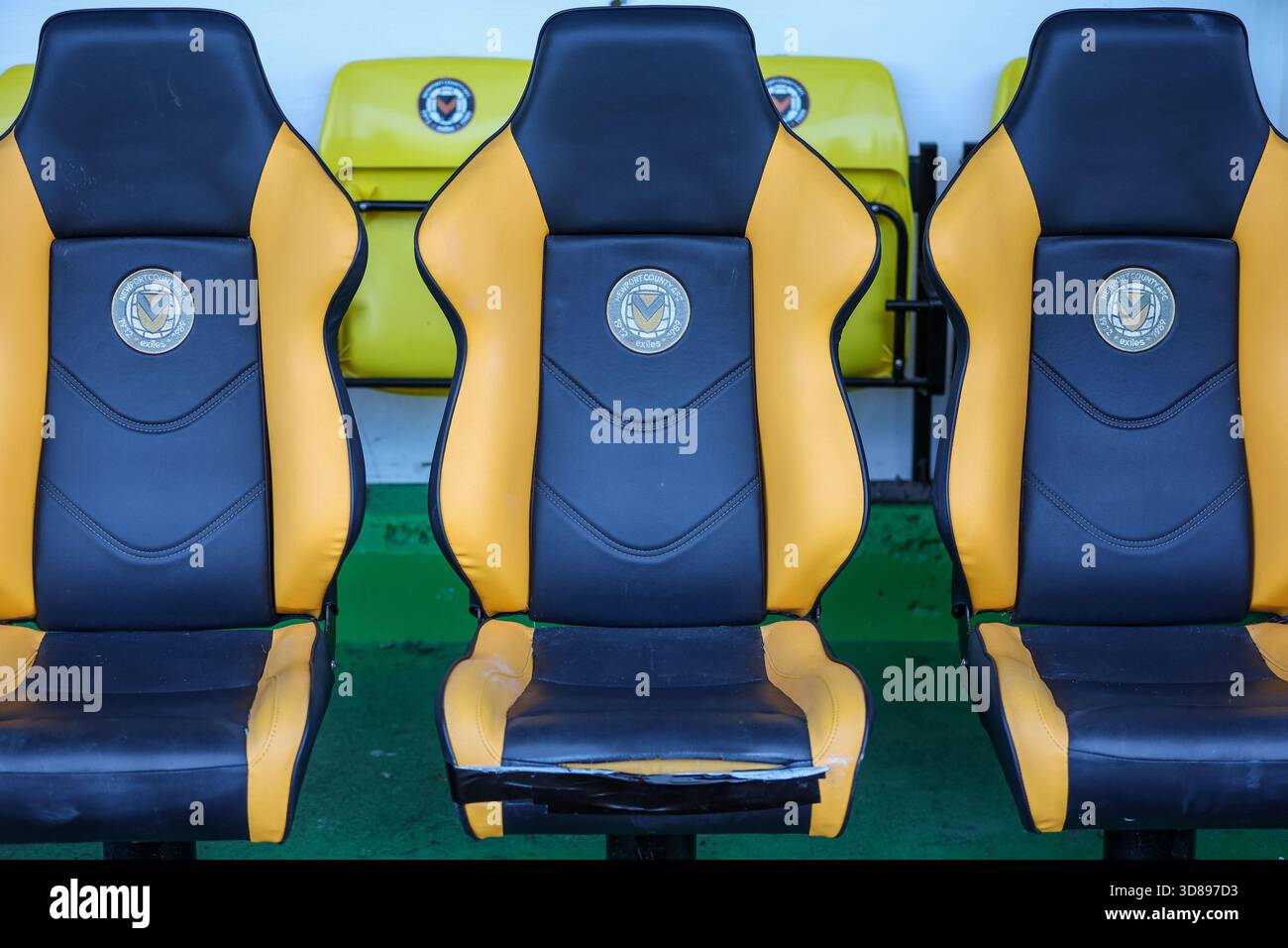 Una vista generale del terreno mostrando i posti nel dugout con il distintivo del club della contea di Newport durante la partita Sky Bet League 2 tra Newport County e Barrow a Rodney Parade, Newport, sabato 29 novembre 2025. (Foto: Stuart Leggett | mi News) crediti: MI News & Sport /Alamy Live News Foto Stock