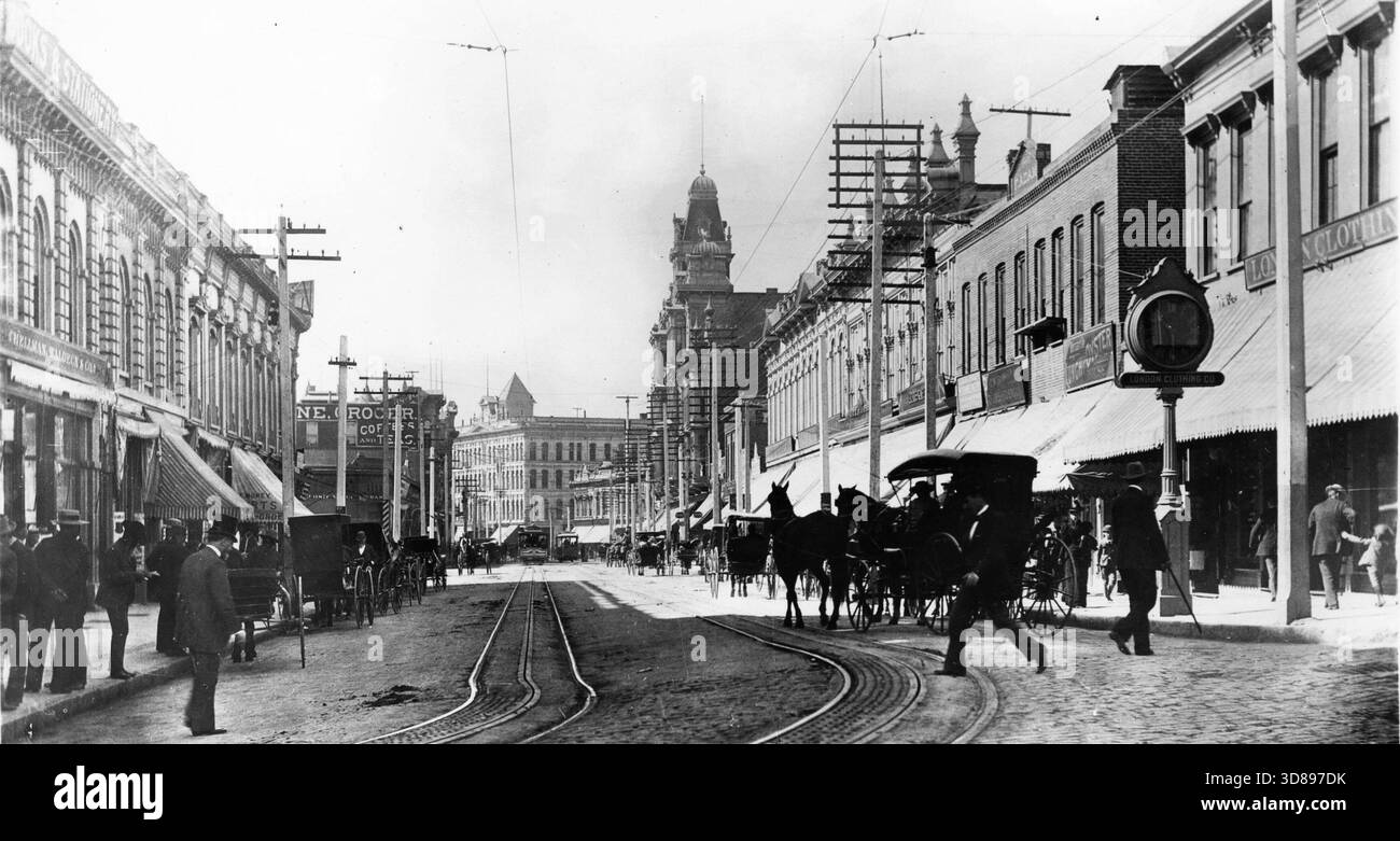 LOS ANGELES 1900 - Vista a sud su Spring St. Da Temple, c.1883–1894. Le torri sullo sfondo sono il blocco Phillips; i due edifici più grandi alla sua destra sono il blocco Jones e (con torrette) la città di Parigi. A destra: Allen Block e Harris & Frank's London Clothing Co., con il suo orologio simbolo. Foto Stock