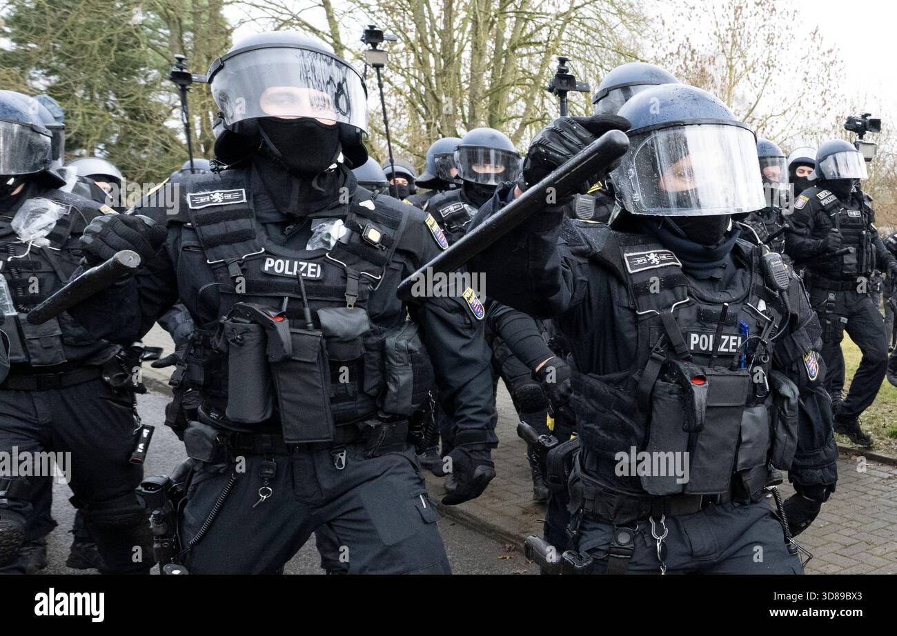 29 novembre 2025, Assia, Gießen: Gli agenti di polizia con manganelli intervengono. Diverse migliaia di manifestanti hanno protestato contro la fondazione di una nuova organizzazione giovanile AfD sabato. Il suo predecessore, Junge alternative, che era stato classificato come estremista di destra, si era dissolto. Foto: Boris Roessler/dpa Credit: dpa picture Alliance/Alamy Live News Foto Stock