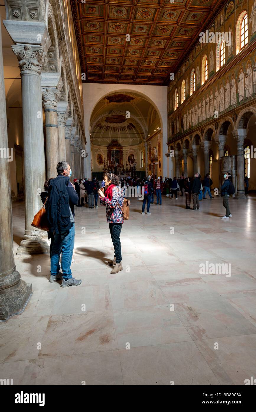 La Basilica di Sant'Apollinare nuovo a Ravenna è un notevole esempio di arte paleocristiana e bizantina. Famosa per i suoi ampi mosaici raffigurati Foto Stock