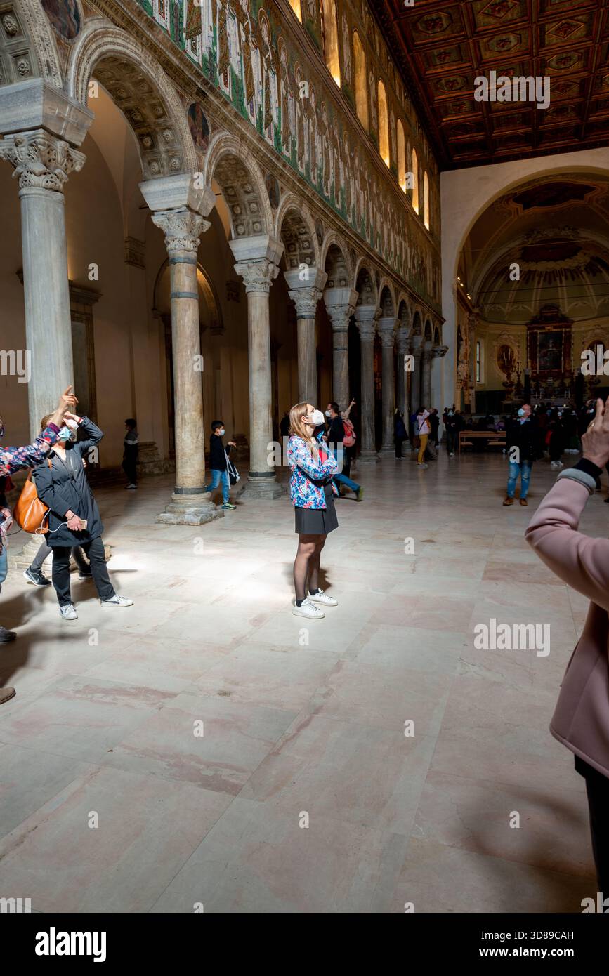 La Basilica di Sant'Apollinare nuovo a Ravenna è un notevole esempio di arte paleocristiana e bizantina. Famosa per i suoi ampi mosaici raffigurati Foto Stock
