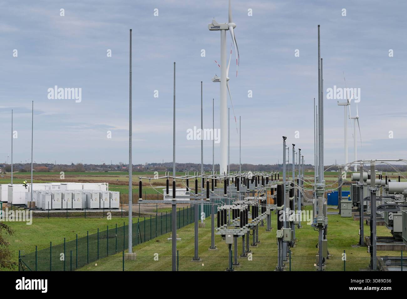 GERMANIA, sottostazione di energia eolica e grande stazione di stoccaggio delle batterie per immagazzinare energia elettrica rigenerativa di turbine eoliche, celle a batteria del produttore cinese di batterie Contemporary Amperex Technology CATL / DEUTSCHLAND, Schleswig-Holstein, Reußenköge, Umspannwerk Bürgerwindepark und Batteriespeicherstation für Windstrom, Batteriezellen des chinesischen Unternehmen Contemporary Amperex Technology CATL Foto Stock