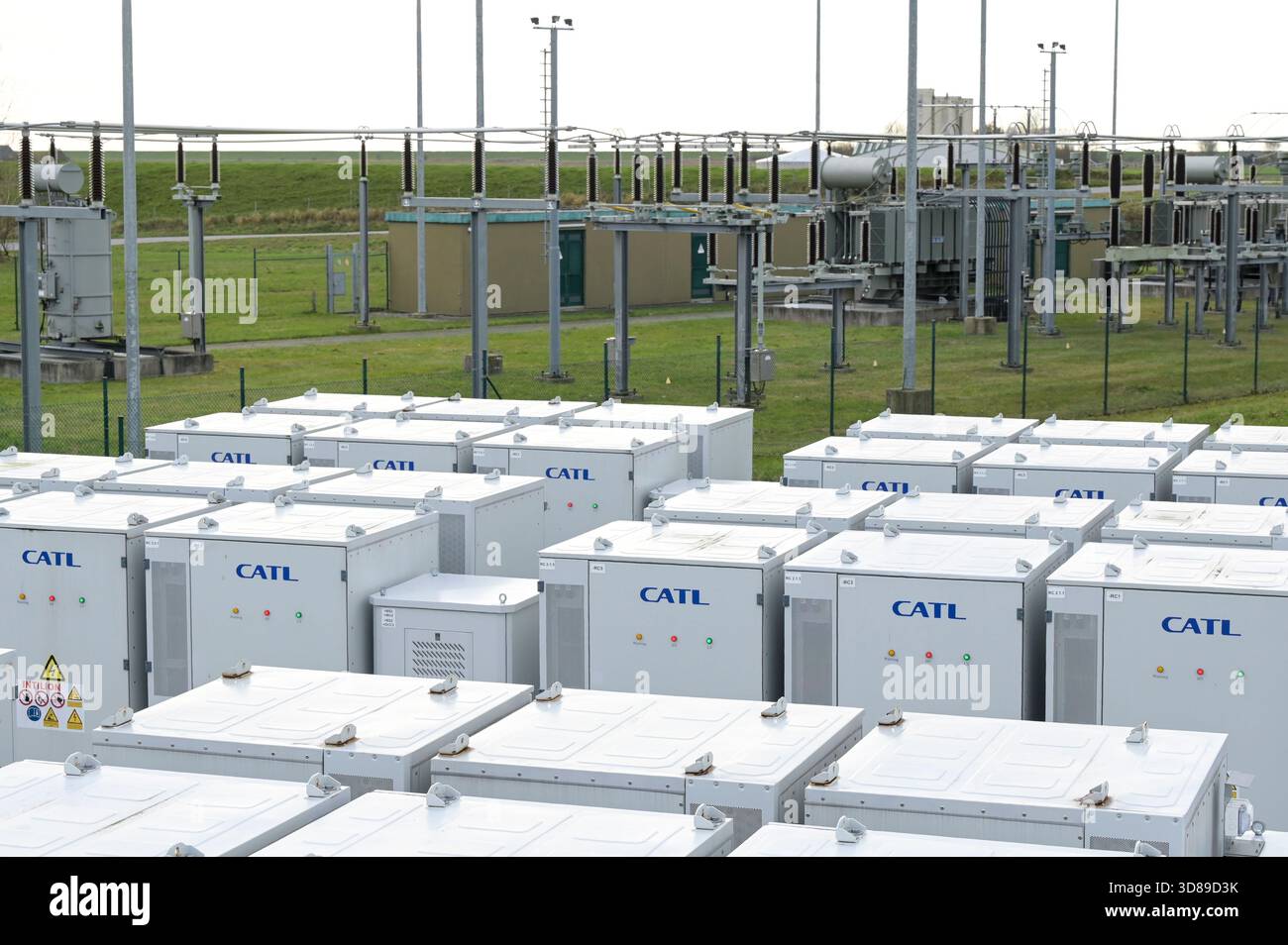 GERMANIA, sottostazione di energia eolica e grande stazione di stoccaggio delle batterie per immagazzinare energia elettrica rigenerativa di turbine eoliche, celle a batteria del produttore cinese di batterie Contemporary Amperex Technology CATL / DEUTSCHLAND, Schleswig-Holstein, Reußenköge, Umspannwerk Bürgerwindpark und Batteriespeicherstation für Windstrom, Batteriezellen des chinesischen Unternehmen Contemporary Amperex Technology CATL Foto Stock