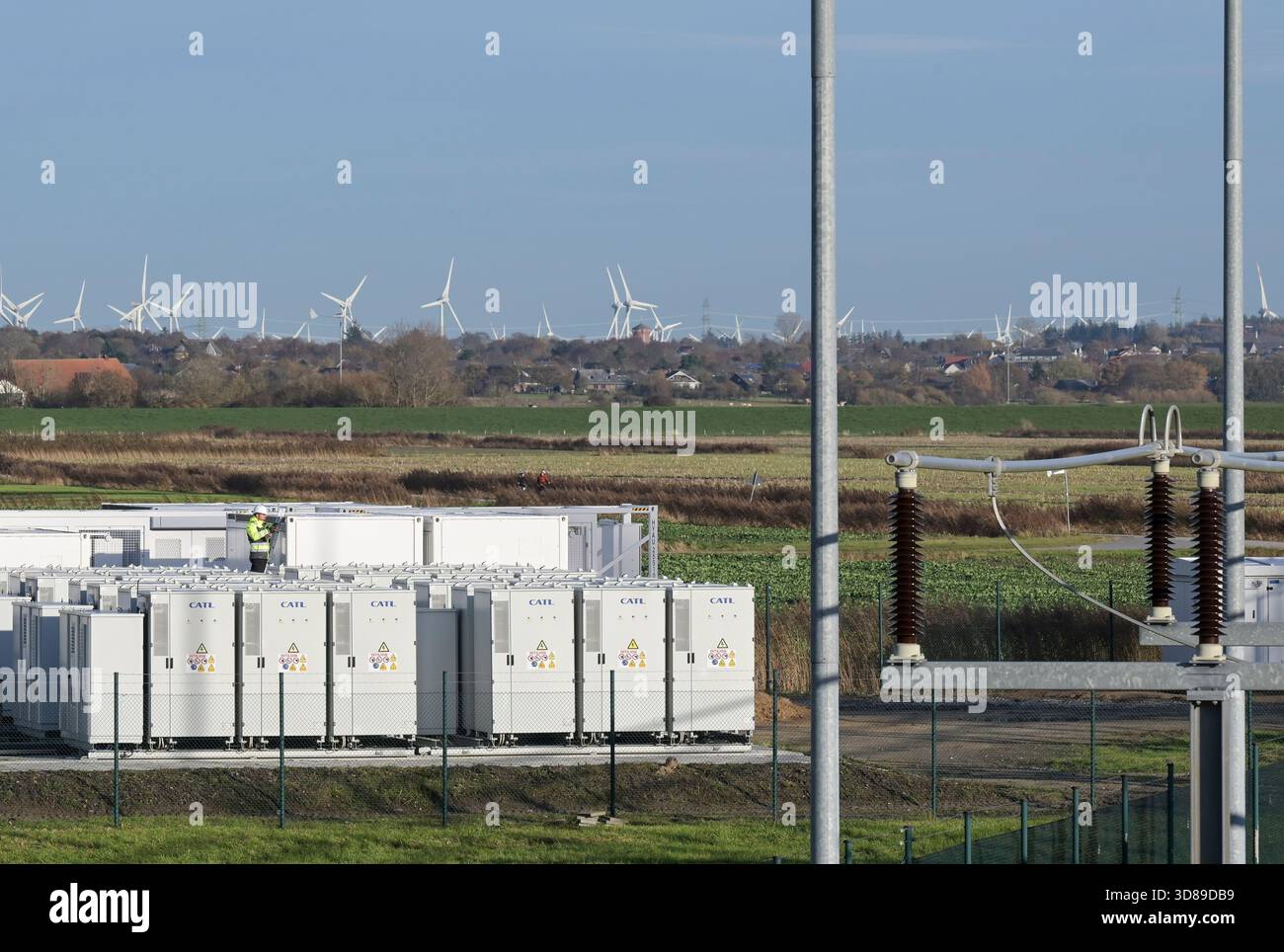 GERMANIA, sottostazione di energia eolica e grande stazione di stoccaggio delle batterie per immagazzinare energia elettrica rigenerativa di turbine eoliche, celle a batteria del produttore cinese di batterie Contemporary Amperex Technology CATL / DEUTSCHLAND, Schleswig-Holstein, Reußenköge, Umspannwerk Bürgerwindepark und Batteriespeicherstation für Windstrom, Batteriezellen des chinesischen Unternehmen Contemporary Amperex Technology CATL Foto Stock