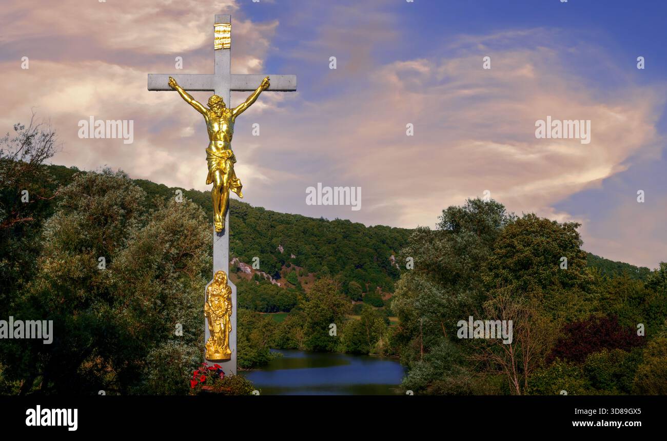 Crocifisso su un ponte a Dollnstein (Baviera, Germania) attraverso il fiume Altmühl Foto Stock