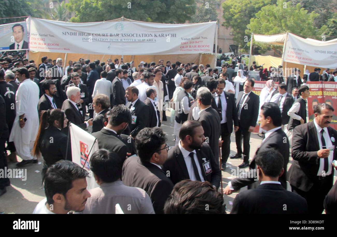 Gli avvocati si riuniscono per esprimere il loro voto in occasione dell'elezione annuale dell'ordine degli Avvocati dell'alta Corte di Sindh, presso l'alta Corte di Karachi sabato 29 novembre 2025. Foto Stock