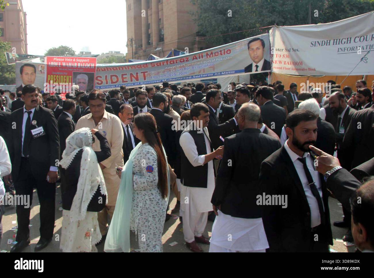 Gli avvocati si riuniscono per esprimere il loro voto in occasione dell'elezione annuale dell'ordine degli Avvocati dell'alta Corte di Sindh, presso l'alta Corte di Karachi sabato 29 novembre 2025. Foto Stock