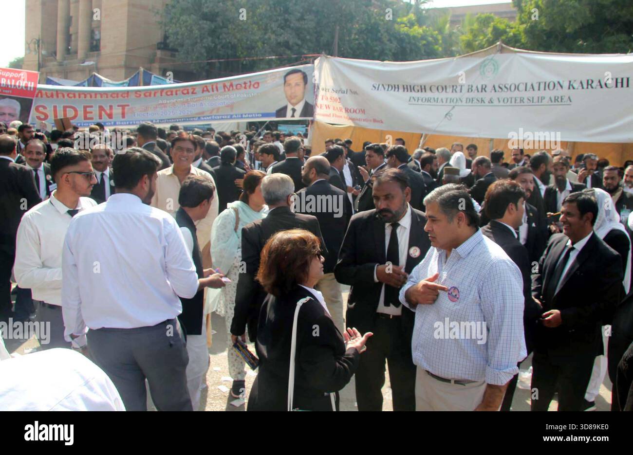 Gli avvocati si riuniscono per esprimere il loro voto in occasione dell'elezione annuale dell'ordine degli Avvocati dell'alta Corte di Sindh, presso l'alta Corte di Karachi sabato 29 novembre 2025. Foto Stock