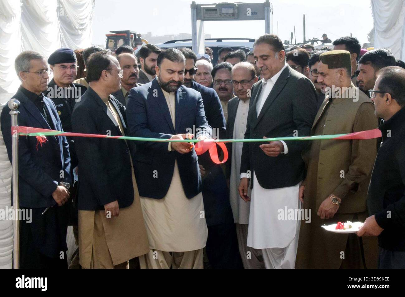 Il primo ministro del Balochistan, Mir Sarfaraz Bugti, insieme ad altri, taglia il nastro durante la cerimonia di inaugurazione del regime di alloggi dei giornalisti, tenutasi a Quetta sabato 29 novembre 2025. Foto Stock