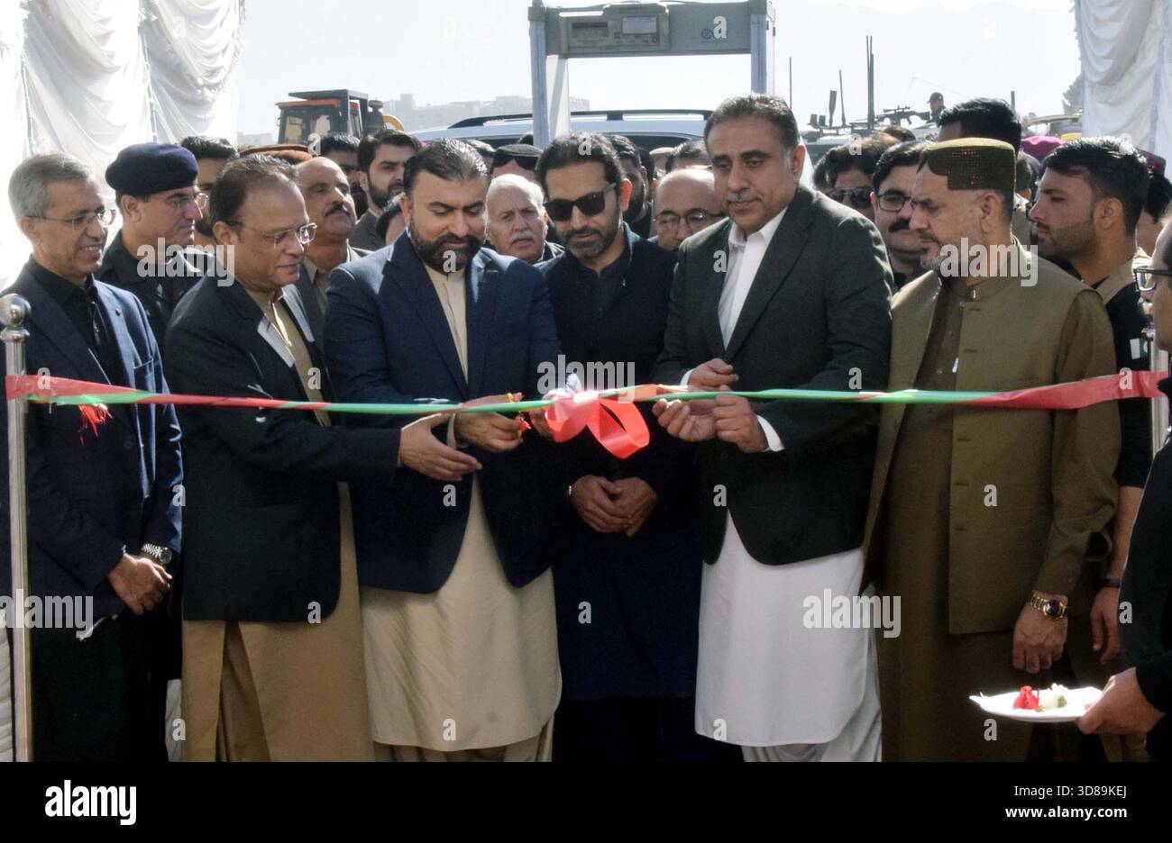 Il primo ministro del Balochistan, Mir Sarfaraz Bugti, insieme ad altri, taglia il nastro durante la cerimonia di inaugurazione del regime di alloggi dei giornalisti, tenutasi a Quetta sabato 29 novembre 2025. Foto Stock