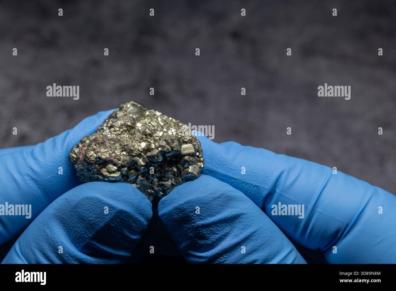 Splendidi e pesanti cristalli di pirite dorati in cristalli di pirite da vicino Foto Stock